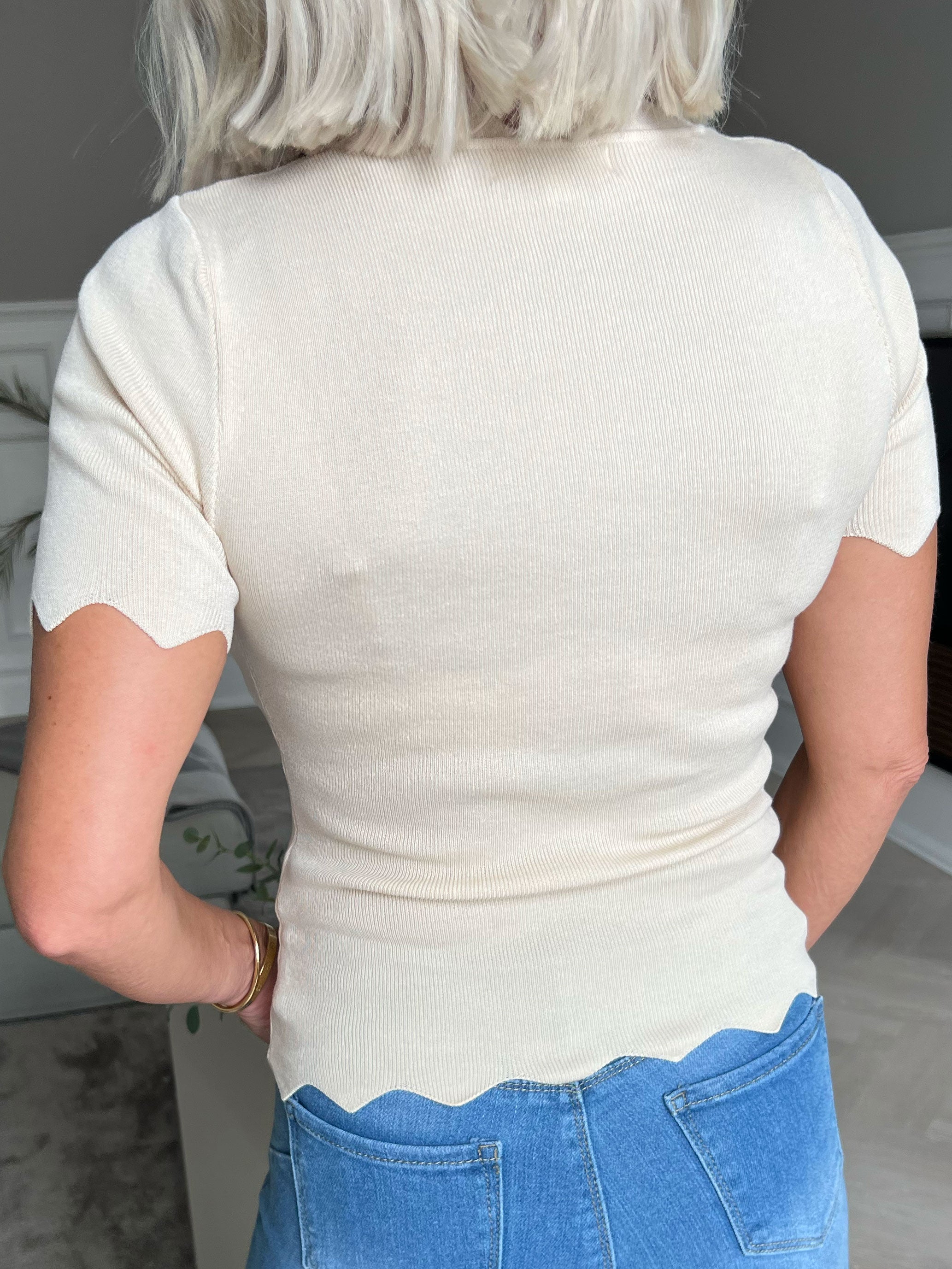 Elvira - Tætsiddende elastisk bluse i viskose med kantet udskæring